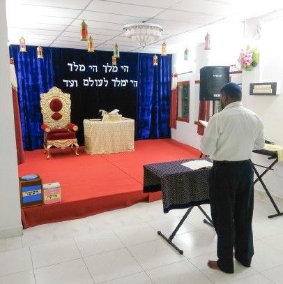Ravi Obadiah, leader of the Bnei Noah group, praying on Sunday morning in the sanctuary (Photo by Meylekh Viswanath)