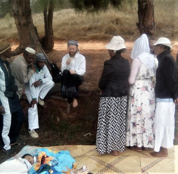 Rabbi Moshé Yéhouda speaks to members of the Madagascar community at a picnic and Torah study after the conversion ceremony.