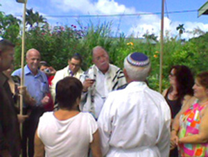 Rabbi Beliak performing wedding ceremony (Photo courtesy Rabbi Beliak)